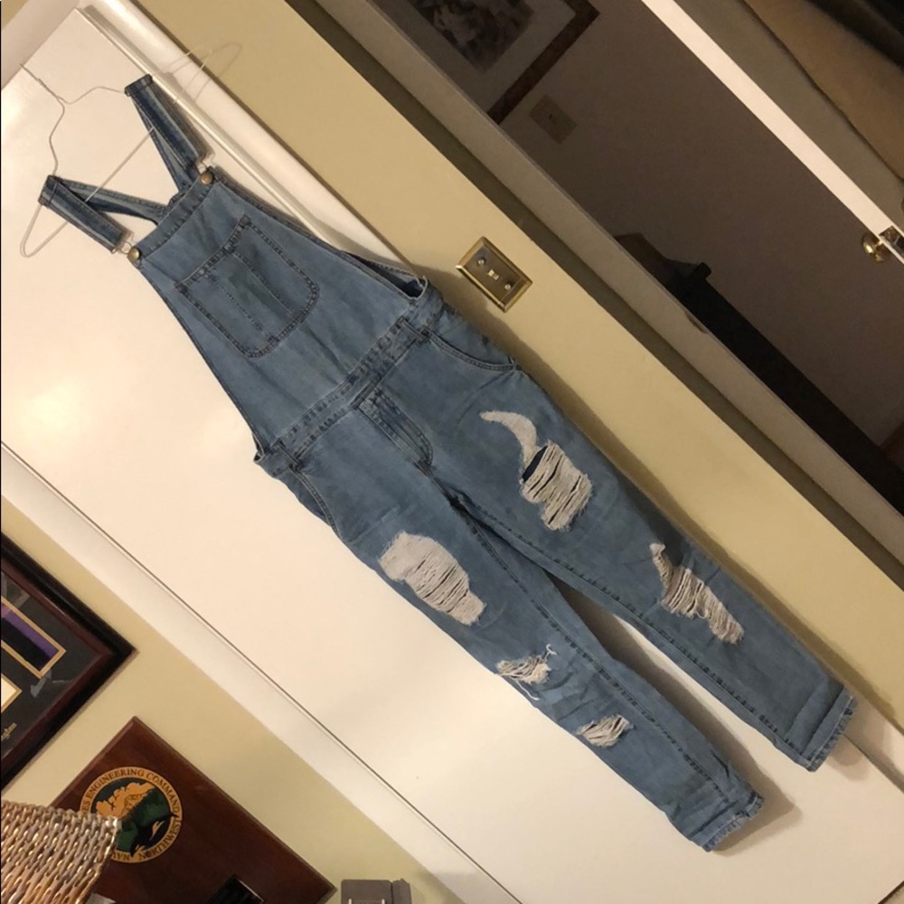 Forever 21 slim distressed overalls Sz 31.